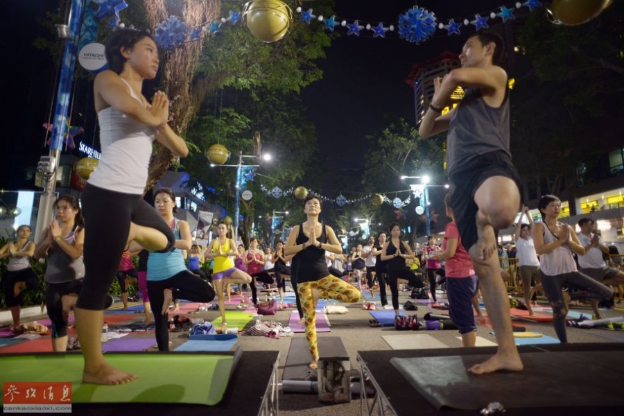 新加坡乌节路“封路”变瑜伽场