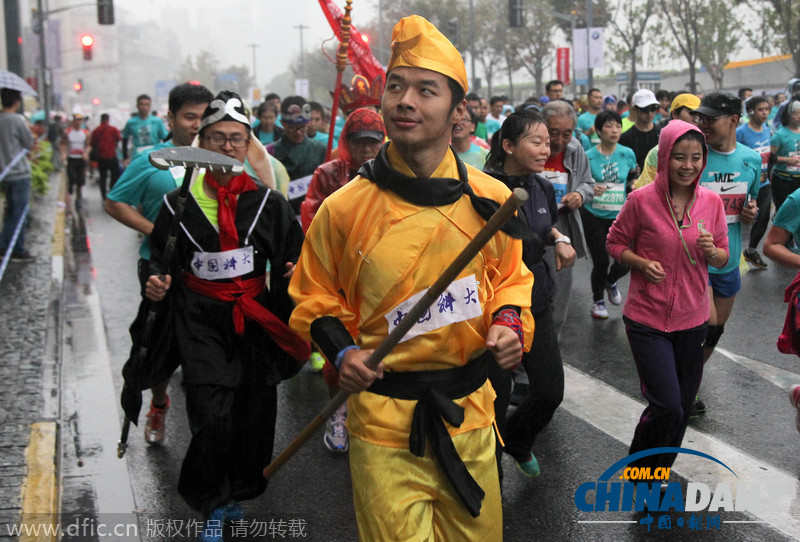 2014上海国际马拉松赛在大雨中开跑 选手奇装异服奇葩多