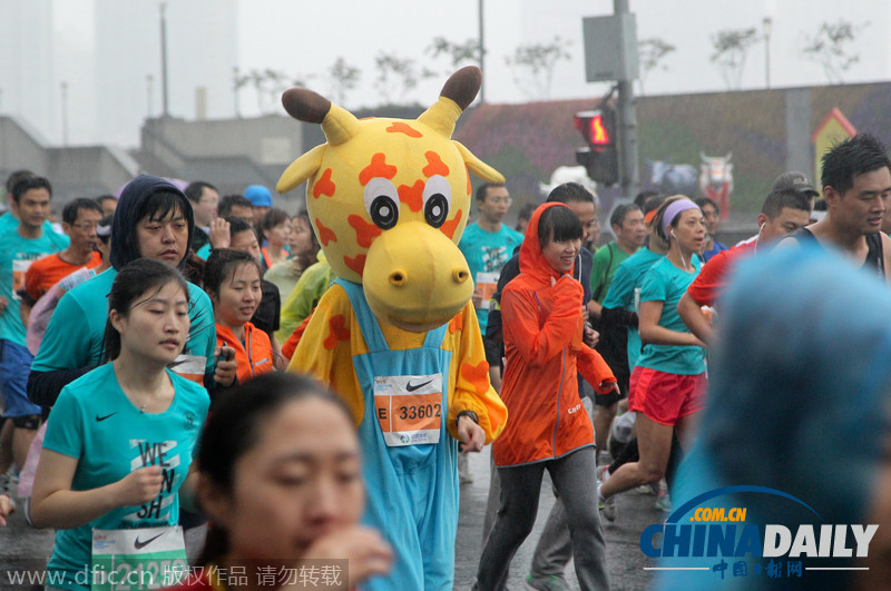 2014上海国际马拉松赛在大雨中开跑 选手奇装异服奇葩多