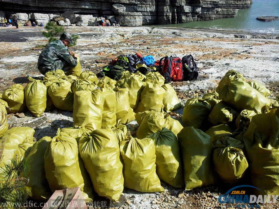 青岛志愿者崂山八仙墩忙清理 垃圾遍地77袋还没运完