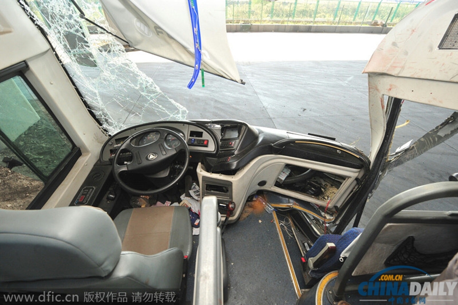 上海一大巴侧翻 致6死20多人受伤