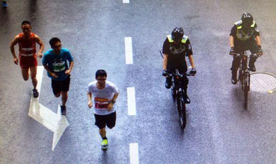 上海组建“自行车骑警” 荷枪实弹保卫马拉松