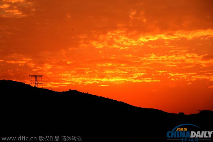 安徽黄山：日出朝霞红满天