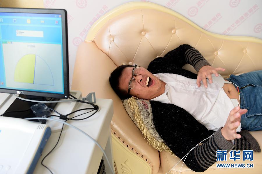 山东济南：男人体验分娩阵痛