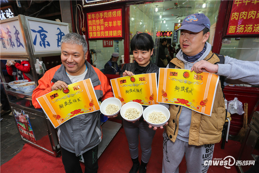 五国人民忙掰馍 传统陕西美食泡馍玩出国际范儿