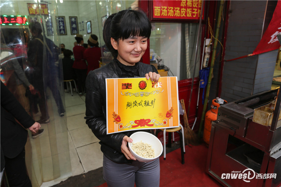 五国人民忙掰馍 传统陕西美食泡馍玩出国际范儿