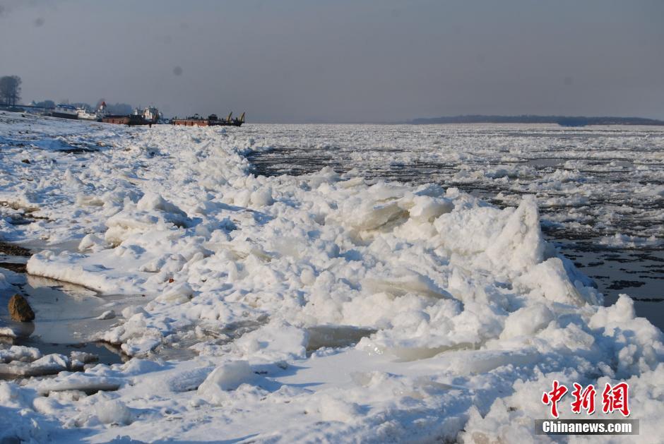 黑龙江进入封江期 大块冰排堆积江面