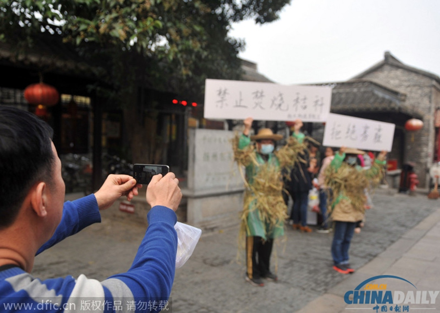 扬州大学生扮稻草人走上街头 拒绝焚烧秸秆