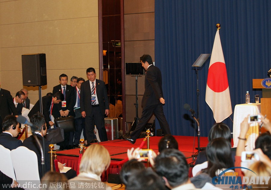 日本首相安倍晋三在京举办新闻发布会