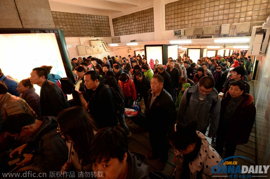 APEC假期结束 北京出现返程高峰 出租车扎堆候客