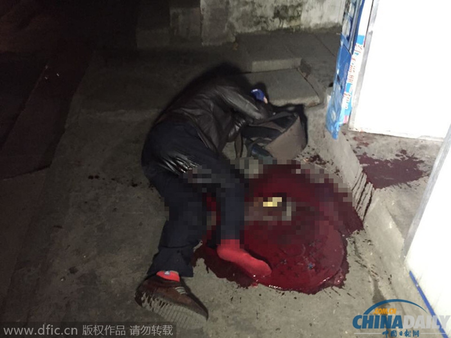 南京两男子挥刀追逐 一男子倒血泊中腿部大动脉被刺