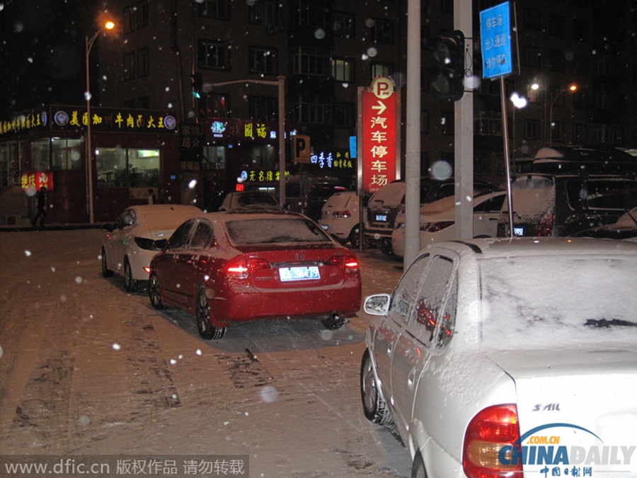 哈尔滨夜降暴雪 汽车道路披上银装 <BR>