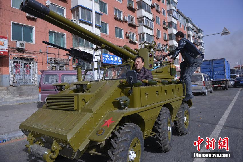 沈阳军迷花3月自制两辆“装甲车” 炮筒可发射彩弹