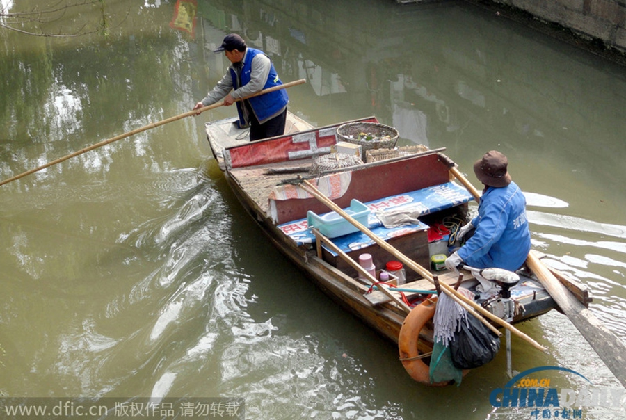 苏州古运河“水上美容师”很忙碌