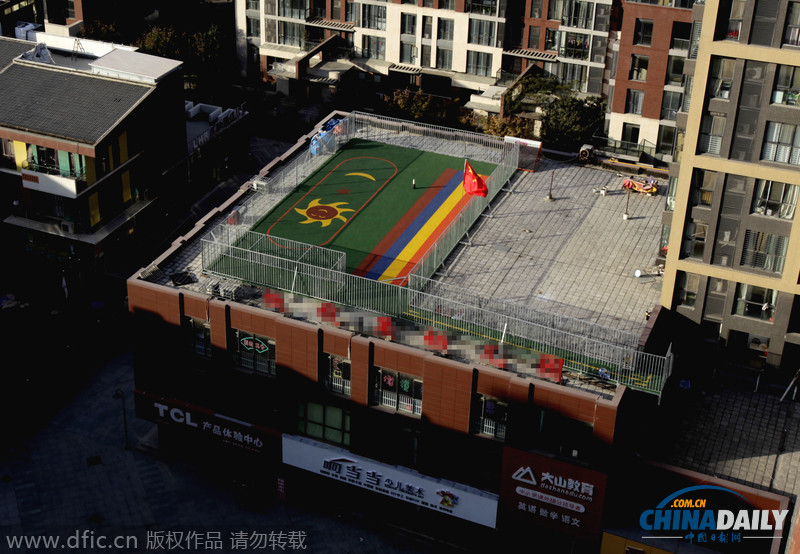 河南郑州一幼儿园建“空中操场” 拆或不拆很尴尬