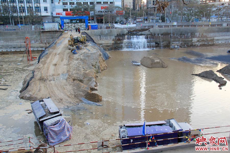 郑州一自来水管道爆裂水流如瀑布