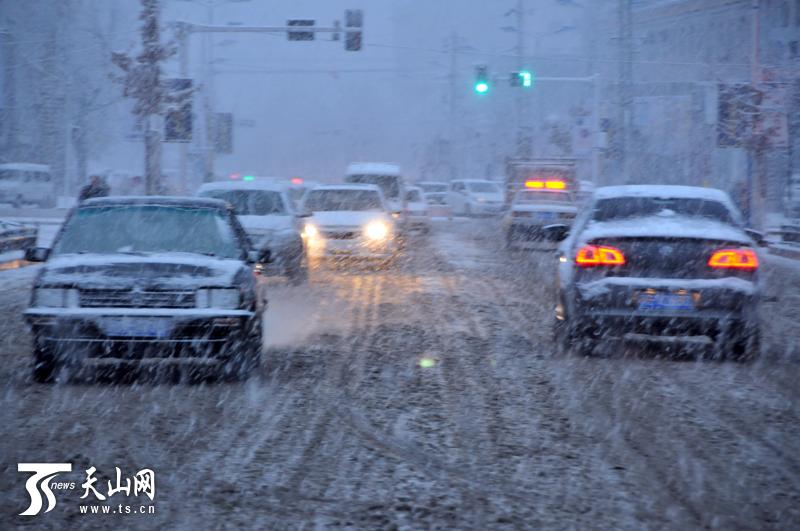 新疆塔城地区普降大雪 市民出行受阻