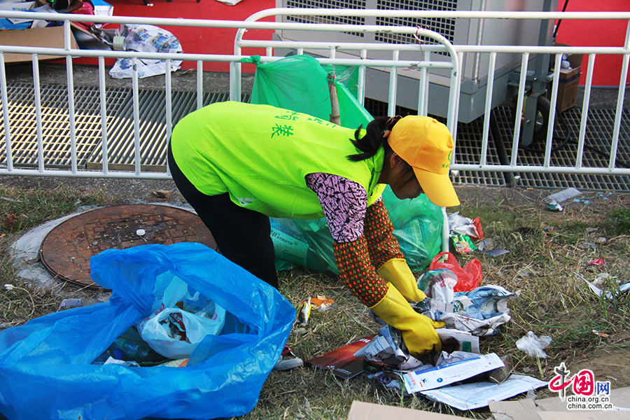 珠海航展现场清洁工“秒杀”垃圾