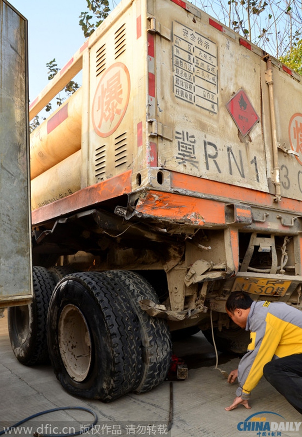 安徽：两气罐车追尾 后车司机自称疲劳驾驶