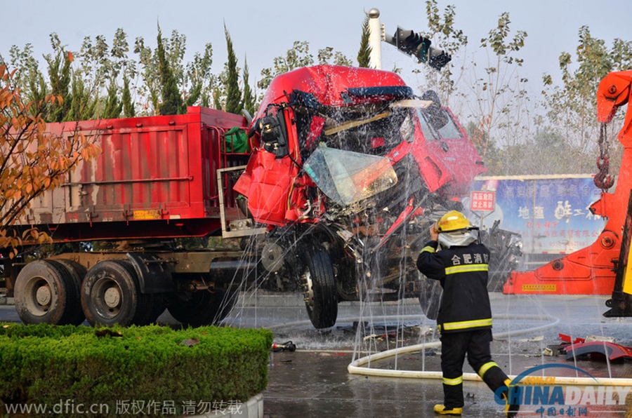 安徽：两气罐车追尾 后车司机自称疲劳驾驶