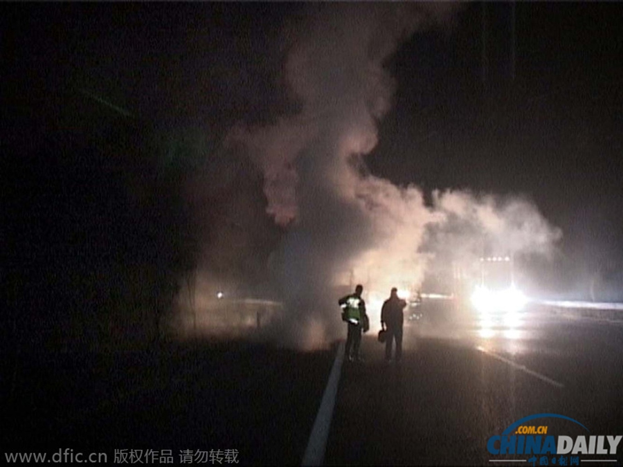 南京：货车高速自燃 车头及车厢货物烧个精光