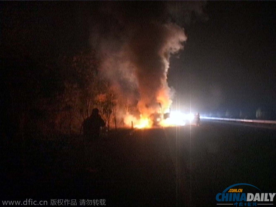 南京：货车高速自燃 车头及车厢货物烧个精光