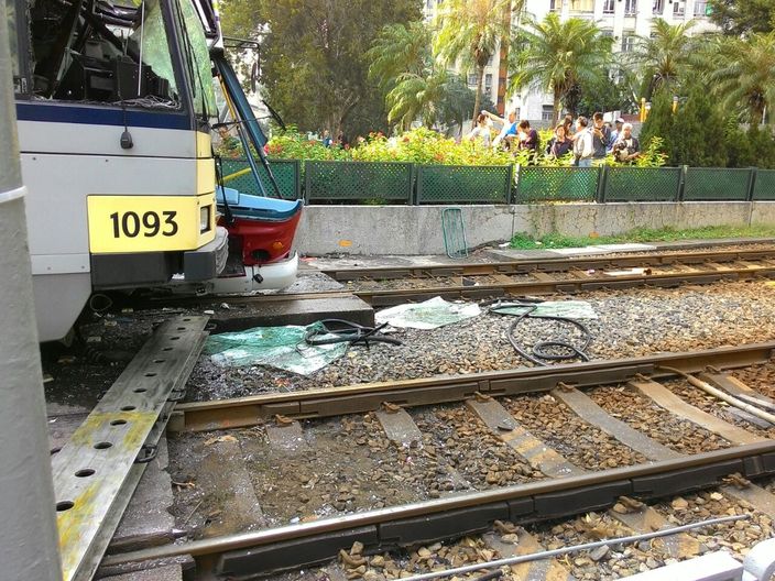 香港轻轨与巴士相撞19人伤