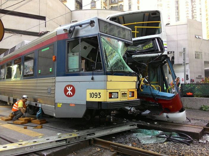 香港轻轨与巴士相撞19人伤