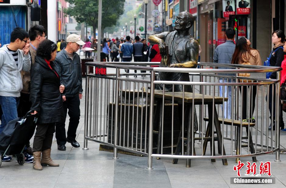武汉围栏“关”铜像雕塑引争议