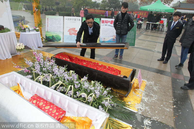 郑州举办“入棺体验” 8位市民感知死亡感悟人生