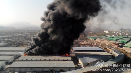 北京石景山区景阳市场内发生火灾 黑烟直冲天空