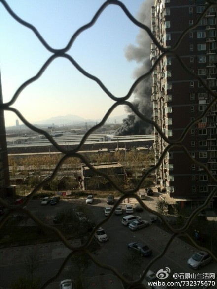 北京石景山区景阳市场内发生火灾 黑烟直冲天空