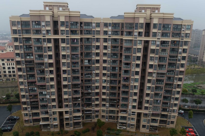 上海浦东楼房发生倾斜 两栋高楼碰在一起