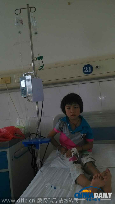云南6岁女童没钱做手术 父亲自学《本草纲目》火熏治疗
