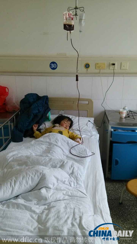 云南6岁女童没钱做手术 父亲自学《本草纲目》火熏治疗