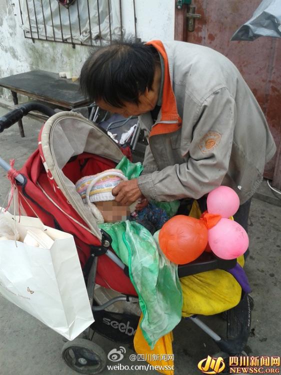 70岁老父亲抚养2岁儿子 每天捡垃圾吃