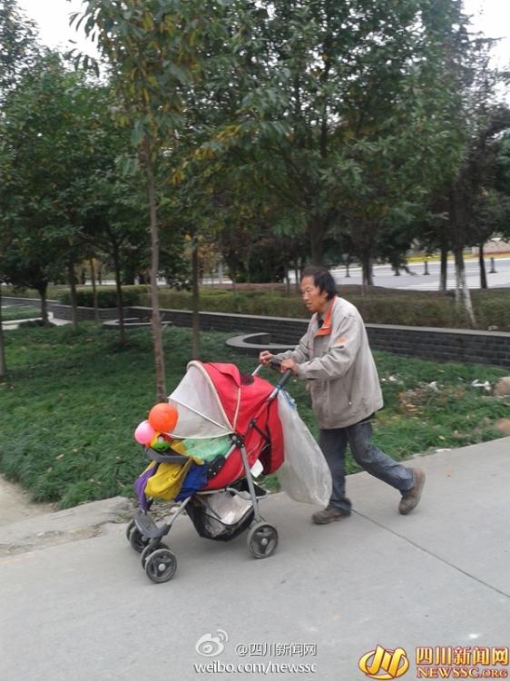 70岁老父亲抚养2岁儿子 每天捡垃圾吃