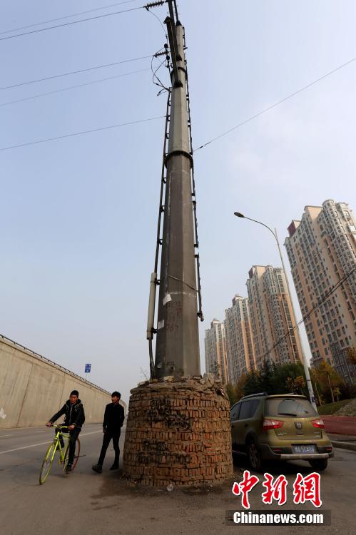 郑州马路中央现“土砖墩电线杆”