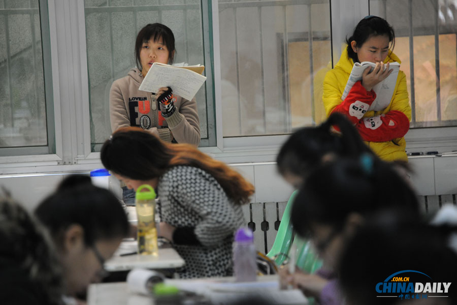 济南：考研冲刺一座难求 食堂变身“自习室”