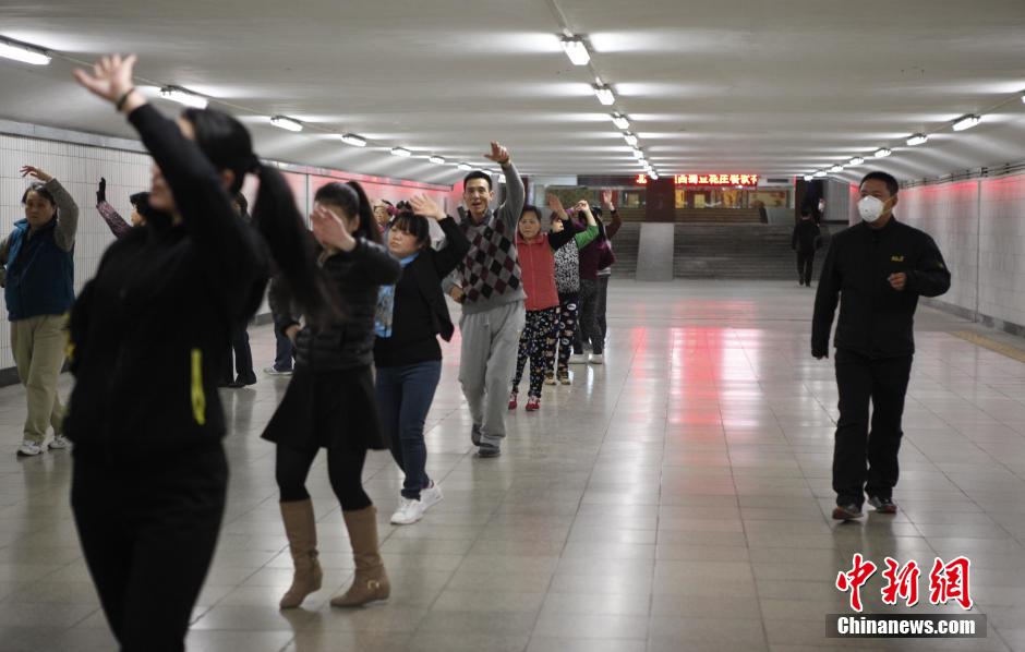 北京大妈地下通道跳集体舞引围观