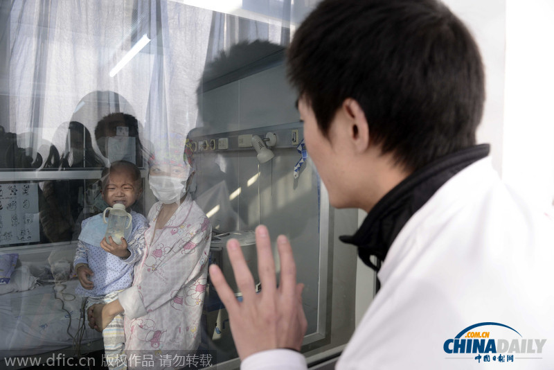 北京：男子地铁口当人肉沙包一拳10元钱 为筹钱给孩子治白血病