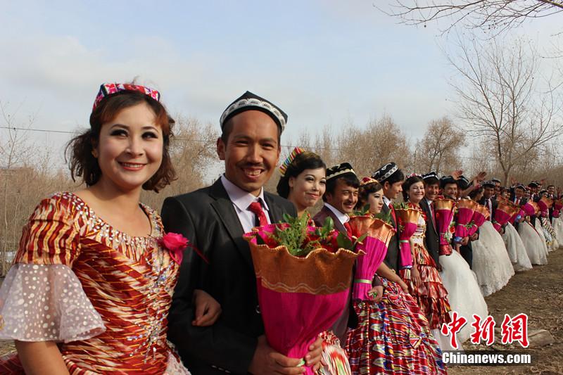 新疆18对乡村青年婚礼乘马车巡游3000人祝福