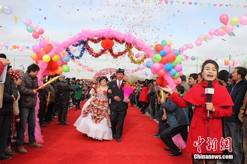 新疆18对乡村青年婚礼乘马车巡游3000人祝福