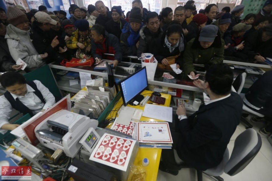北京市民为抢3D邮册 “闯”邮局