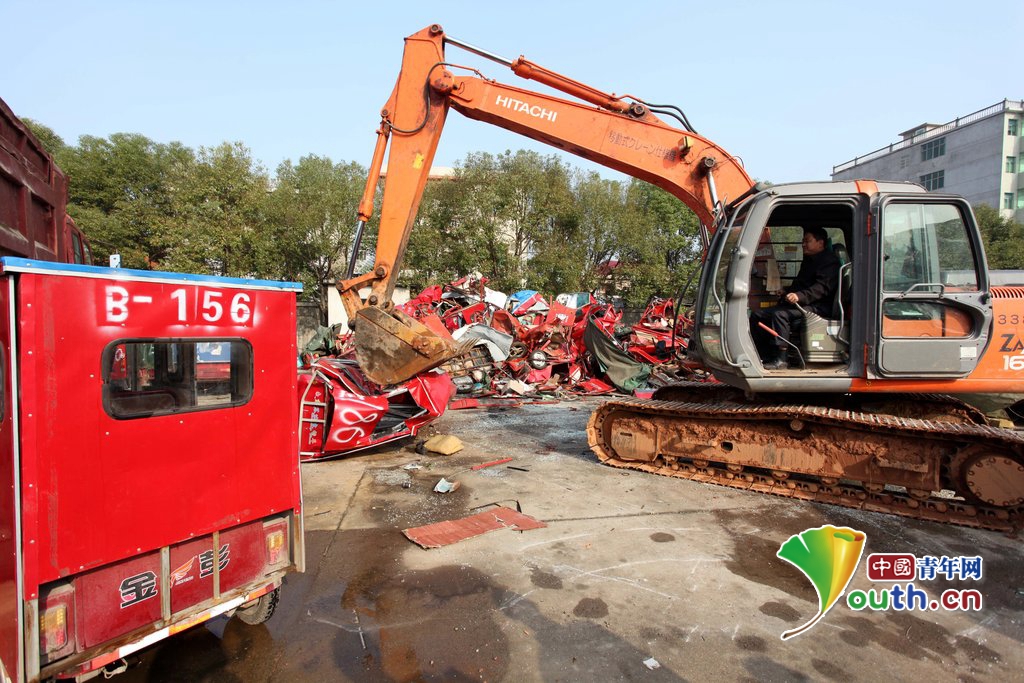 江西东乡：760辆非法营运车被集中销毁