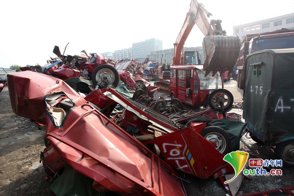 江西东乡：760辆非法营运车被集中销毁
