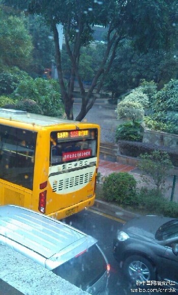 广州一公交车发出求救信号 原因不明