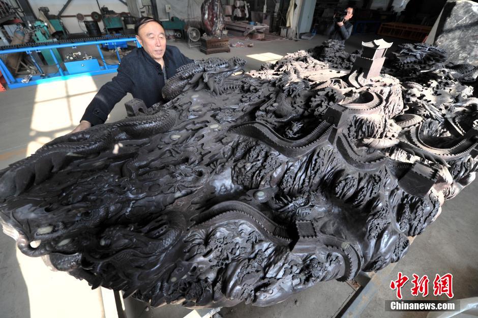 河北现18吨巨型砚台 表面雕刻有56条中国龙