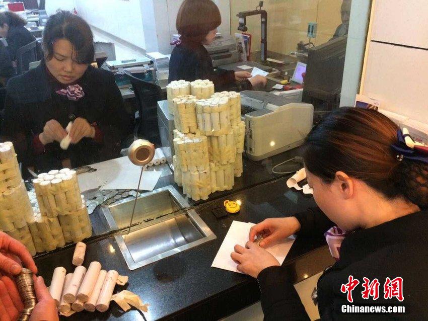 重庆一女子收10万元硬币开货车存银行