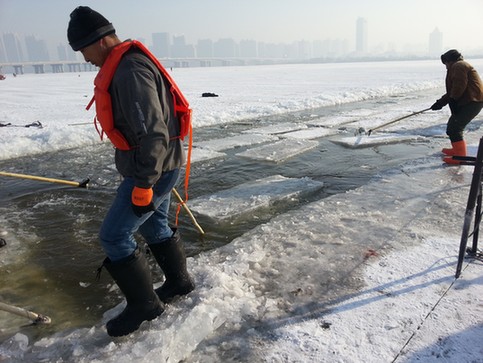 哈尔滨冰雪大世界开始采冰了